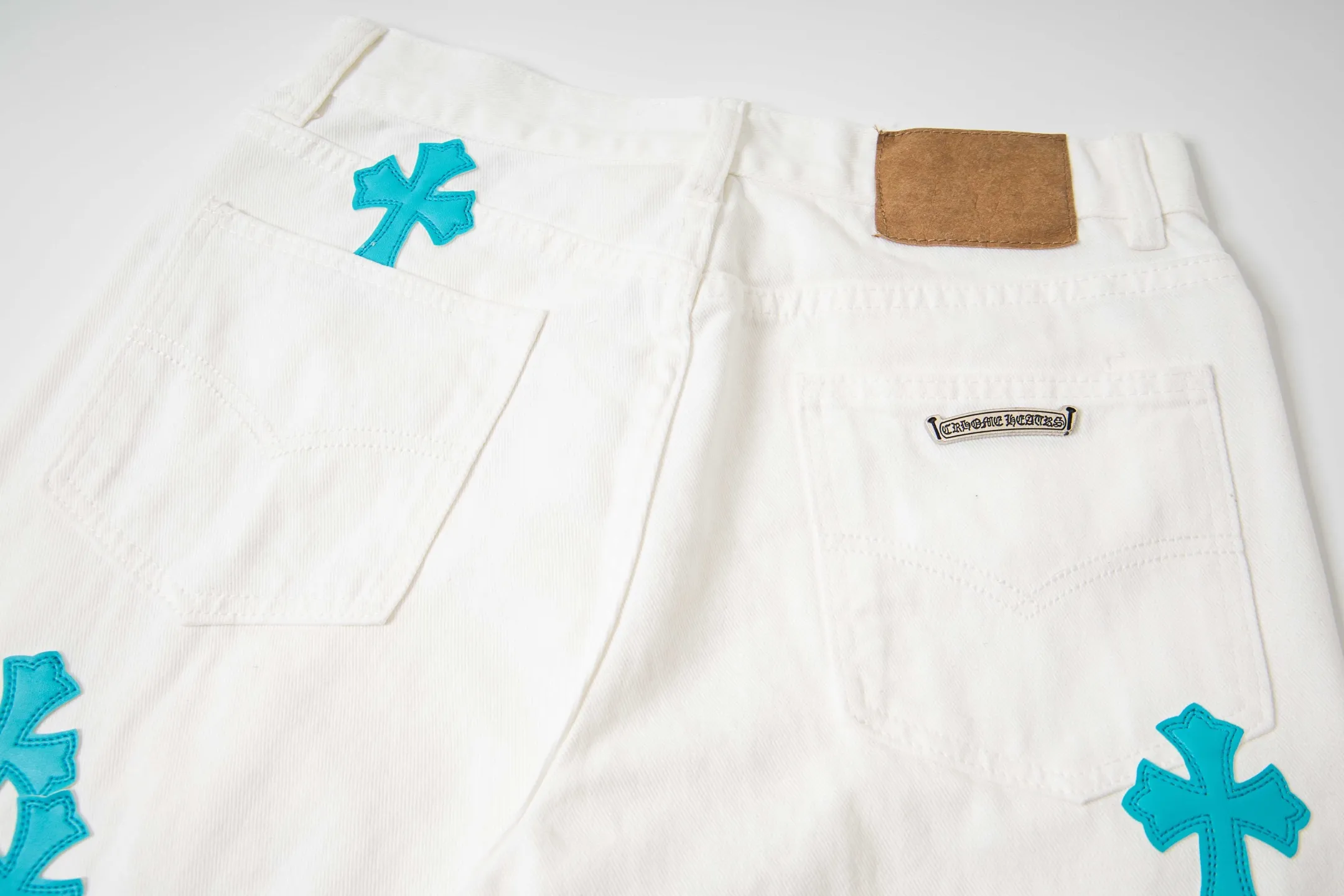 P220 (high version, running quantity) Chrome Hearts white pants, green leather, hot style patchwork couple's bestie jeans. CH jeans need to be washed and then disassembled and hand-ordered with sheepskin cross leather and then spliced ​​together. The whole piece has too many craftsmanship to describe. The patches are decorated with cross flowers, and the high-waisted washed jeans! ! Absolutely high-end luxury products, god-level single products and super popular products, made with top heavy industry, a must-see magic weapon. Customized hardware. The fabric is thick and soft after washing. It has good breathability. Customized small leather label. Unique design. The details are simple and elegant, and the workmanship is exquisite. The entire trousers are neatly routed and the details are in place! It’s so cool that both men and women can easily control the genderless trend! Style number: 1816# Color: white pants and green leather Size: 28 30 32 34 36